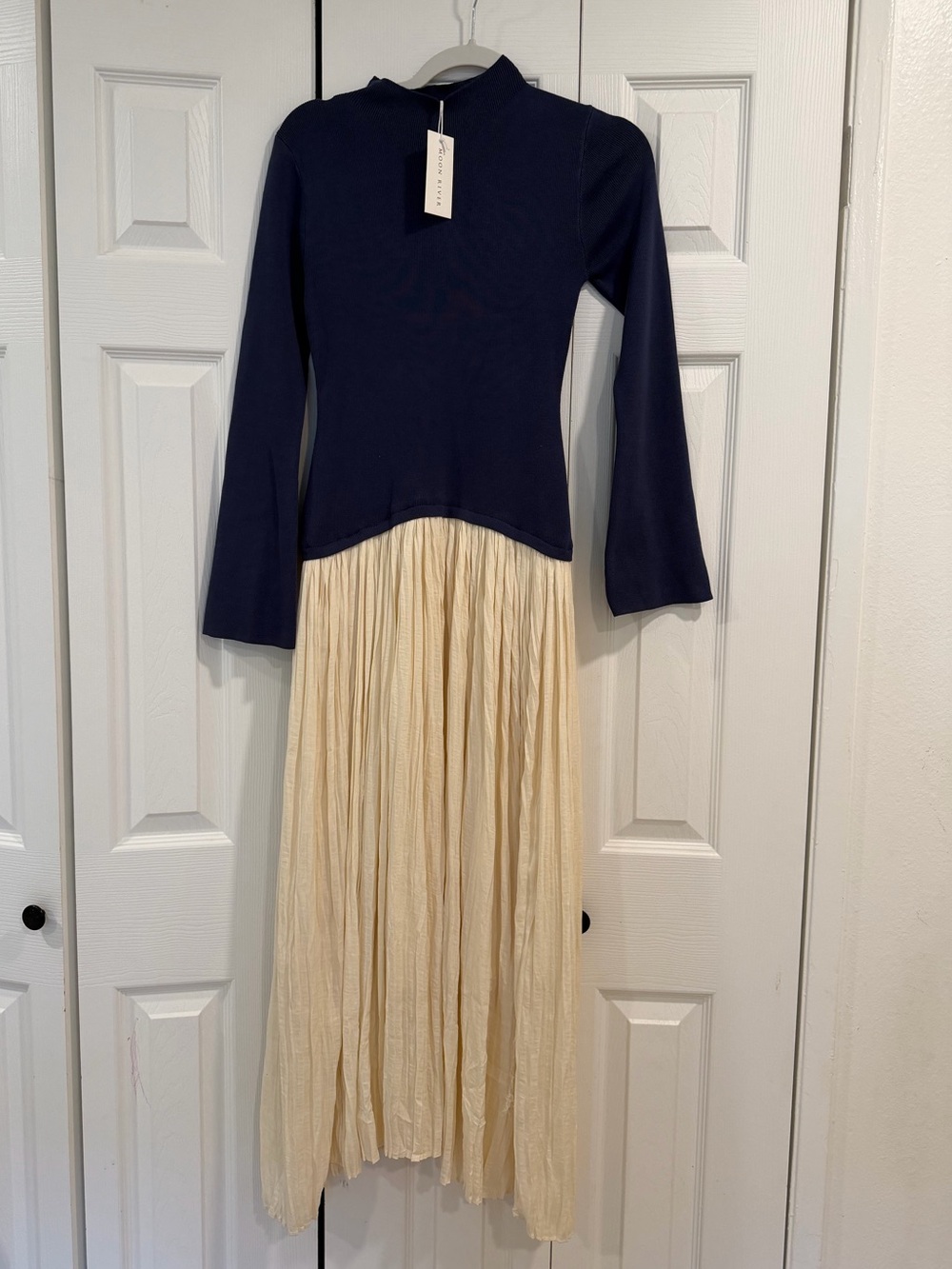 Tuckernuck’s Moon River Gorgeous Dusty Blue & Cream Shirred Dress! - Picture 3 of 6